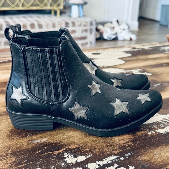 Seven7 Size 8 Austin Black Western Style Ankle Boots-Pointed Toe-Silver Star - Picture 2 of 8